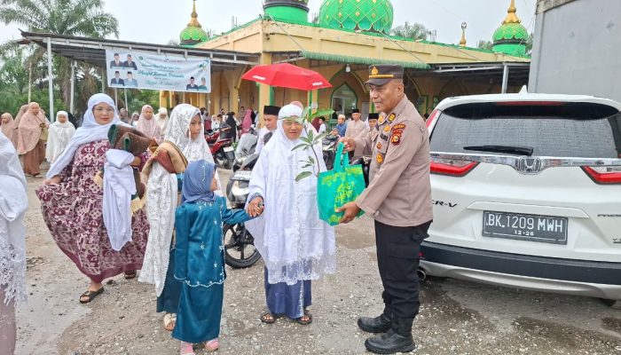 Polsek Kandis Tebar Kepedulian Lingkungan, Bagikan 100 Bibit Pohon Usai Sholat Idul Fitri 1447 H