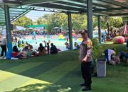 Ribuan Wisatawan Penuhi Cikao Park, Polres Purwakarta Siaga Jaga Keamanan