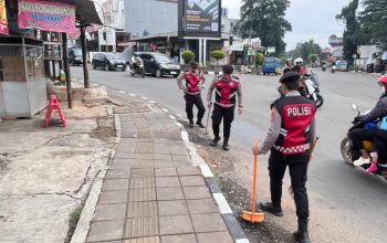Satgas Preventif Polres Purwakarta Sigap Bersihkan Ranjau Paku, Pastikan Arus Mudik Aman dan Nyaman
