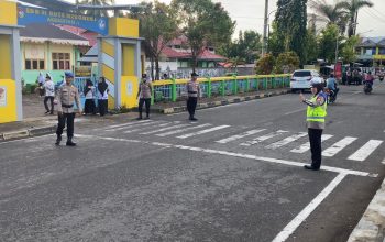 kapolres mukomuko kerahkan seluruh personel polres mukomuko beserta polsek jajaran gatur pagi di sejumlah titik strategis, berikan pelayanan optimal kepada masyarakat 7 IMG 20260330 WA0004