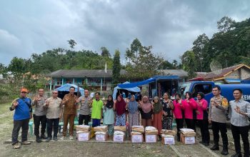 Polres OKU Selatan dan Bhayangkari Gerak Cepat Salurkan Bantuan bagi Korban Banjir Bandang dan Longsor di Manduriang