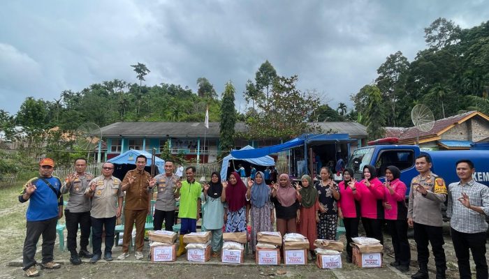 Polres OKU Selatan dan Bhayangkari Gerak Cepat Salurkan Bantuan bagi Korban Banjir Bandang dan Longsor di Manduriang