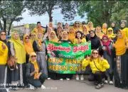 Semarak Ramadhon group senam kebonratu membagikan takjil di depan Tirta wisata keplaksari Jombang.