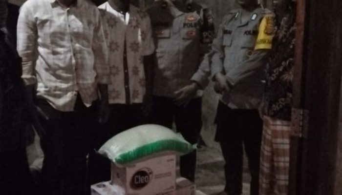 Polsek Baktiya Serahkan Tali Asih kepada Keluarga Bocah yang Meninggal di Saluran Pembuangan