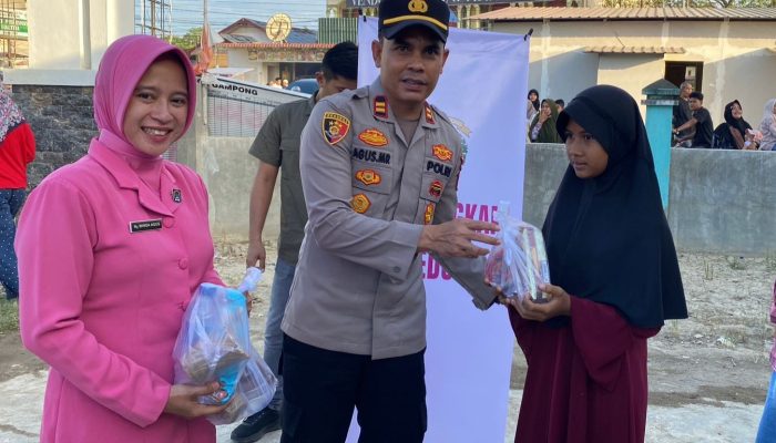 Polsek Baktiya Bagikan Ratusan Takjil kepada pengguna Jalan dan Pengungsi Huntara di Baktiya