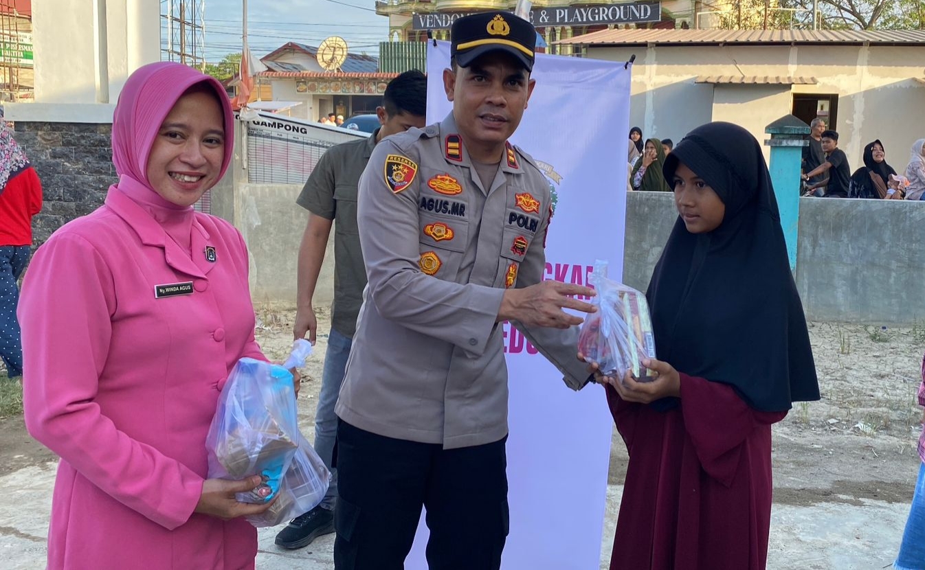 Polsek Baktiya Bagikan Ratusan Takjil kepada pengguna Jalan dan Pengungsi Huntara di Baktiya