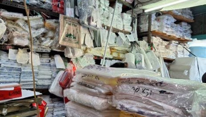 Pedagang Menjerit Harga Plastik Melonjak Tajam