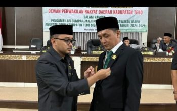 Khalis mustiko Ketua DPRD Kabupaten Tebo melantik Sipenpri sebagai anggota DPRD Pengganti Antar Waktu (PAW) sisa masa keanggotaan 2024-2029