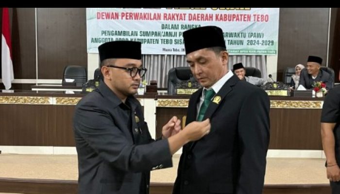 Khalis mustiko Ketua DPRD Kabupaten Tebo melantik Sipenpri sebagai anggota DPRD Pengganti Antar Waktu (PAW) sisa masa keanggotaan 2024-2029
