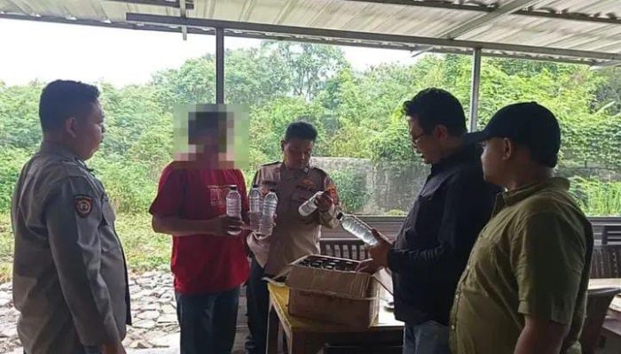 Terbongkar! Puluhan Botol Miras Diamankan di Belakang Terminal Harjamukti ‎