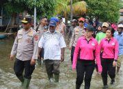 Kapolda Papua Turun Langsung Bantu Korban Banjir, Salurkan Bansos dan Layanan Kesehatan