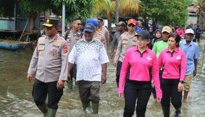 Kapolda Papua Turun Langsung Bantu Korban Banjir, Salurkan Bansos dan Layanan Kesehatan