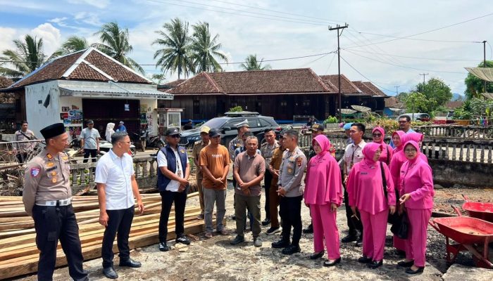 Perkuat Solidaritas Sosial, Kapolres OKU Selatan dan Bhayangkari Bantu Korban Kebakaran