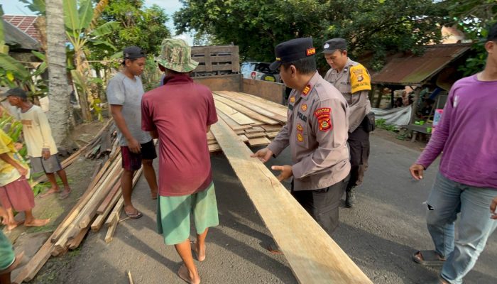 Respons Cepat Kemanusiaan, Polres Ogan Ilir Hadir di Tengah Warga Desa Ulak Kembahang