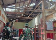 Aksi Cepat Personel Kodim 0428/MM, Perbaiki Rumah Warga Mukomuko Usai Dihantam Badai