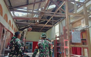 Aksi Cepat Personel Kodim 0428/MM, Perbaiki Rumah Warga Mukomuko Usai Dihantam Badai