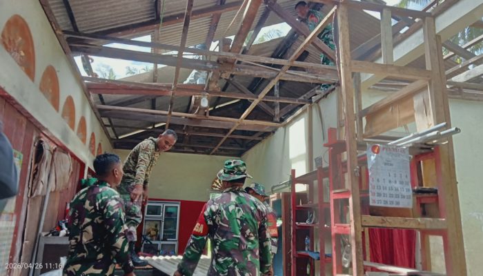 Aksi Cepat Personel Kodim 0428/MM, Perbaiki Rumah Warga Mukomuko Usai Dihantam Badai