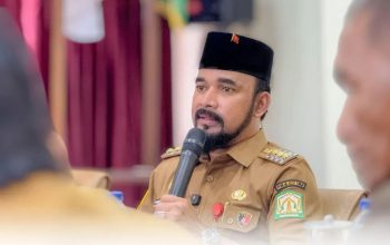 Ditolak Berobat Di Rumah Sakit,Penjual Es Kelapa Muda Ditanggung Biaya Berobat Oleh Bupati Iskandar Al -Farlaki Selama Setahun.