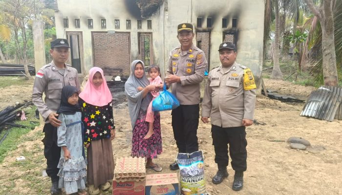 Kapolsek Baktiya Barat Salurkan Bantuan Sembako untuk Korban Kebakaran di Cot Laba