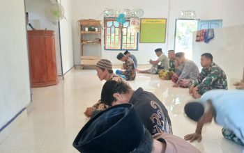 Membaur Bersama Warga, Anggota Satgas TMMD Sholat Jumat di Masjid Rukullah 