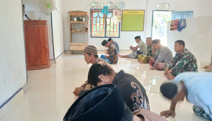 Membaur Bersama Warga, Anggota Satgas TMMD Sholat Jumat di Masjid Rukullah 