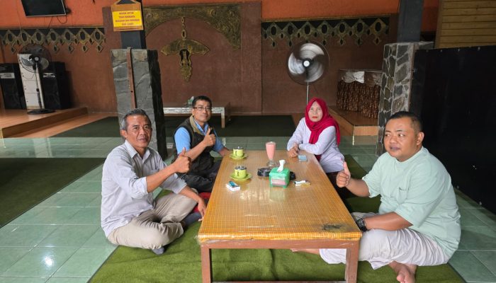 Dalam Suasana Akrab, Bapak Pardi Bahas Pengembangan PKBM Kabupaten Kediri