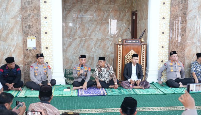 Kapolda Sumsel Gelar Jumat Curhat di Masjid Ar-Rahman Talang Betutu, Serap Langsung Aspirasi Warga soal Air Bersih, Jalan, hingga Ketahanan Pangan