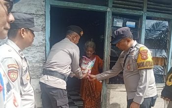 POLSEK MUARA PADANG SALURKAN BANTUAN SEMBAKO UNTUK LANSIA KURANG MAMPU