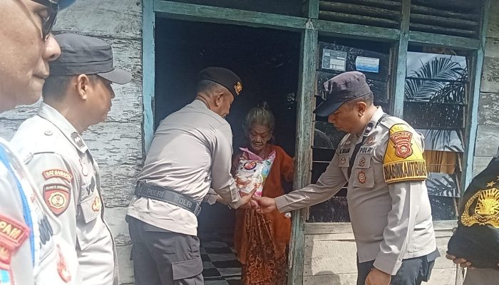 POLSEK MUARA PADANG SALURKAN BANTUAN SEMBAKO UNTUK LANSIA KURANG MAMPU