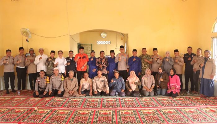 Kapolres Banyuasin Gelar Jumat Curhat dan Jumat Berkah di Masjid Darul Falah, Desa Sungai Pinang