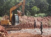 *Satgas TMMD ke-128 Kodim 0420/Sarko Percepat Pengerasan Jalan di Desa Seko Besar*