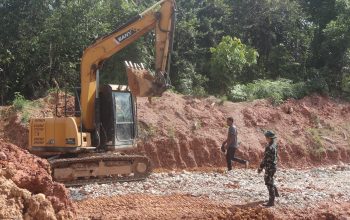 *Satgas TMMD ke-128 Kodim 0420/Sarko Percepat Pengerasan Jalan di Desa Seko Besar*