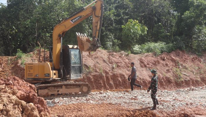 *Satgas TMMD ke-128 Kodim 0420/Sarko Percepat Pengerasan Jalan di Desa Seko Besar*