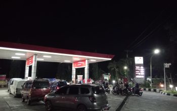 Jelang Hari Raya Idul Adha, Antrean BBM di SPBU Pacitan Mengular, Pengendara Rela Menunggu Lama Demi Dapatkan BBM