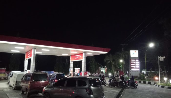Jelang Hari Raya Idul Adha, Antrean BBM di SPBU Pacitan Mengular, Pengendara Rela Menunggu Lama Demi Dapatkan BBM