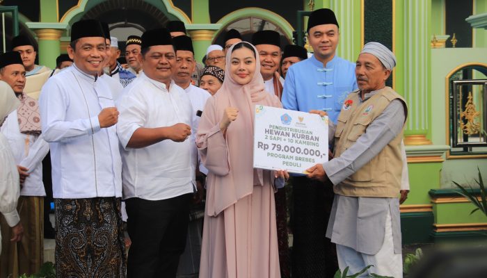 Hangatkan Kebersamaan Iduladha, Paramitha Salurkan 2 Sapi dan 10 Kambing Kurban untuk Warga Salem