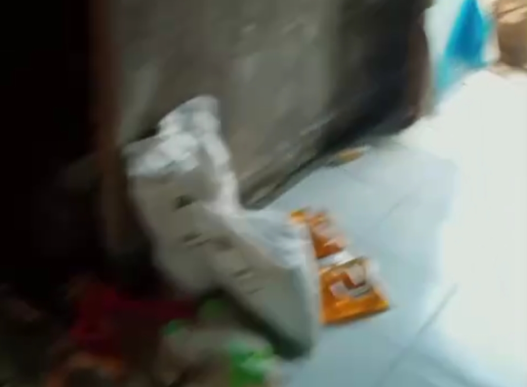 Foto: BPNT berupa Beras 2 Karung Isi 10 Kg, dan minyak goreng 4 kg.