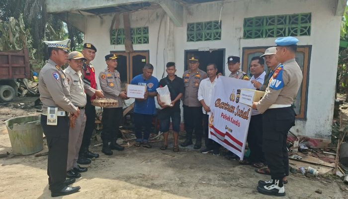 Polsek Kandis Salurkan Bantuan kepada Korban Kebakaran Rumah di Desa Kampung Kandis