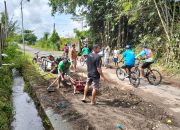 Wujud Nyata Kemanunggalan TNI-Rakyat, Babinsa Candirejo Gotong Royong Bersihkan Jalan Desa