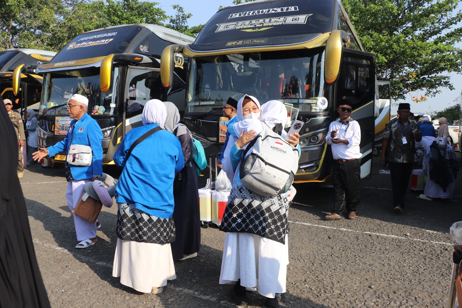 tangis bahagia pecah di islamic center brebes, ratusan jemaah haji kloter 6 pulang ke tanah air 2 IMG 20260605 WA0066