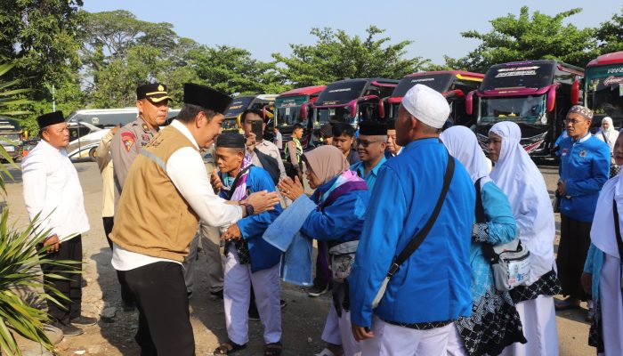 Tangis Bahagia Pecah di Islamic Center Brebes, Ratusan Jemaah Haji Kloter 6 Pulang ke Tanah Air