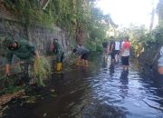 Antisipasi Banjir, Babinsa Sertu Didik Bersama Warga Kepanjen Kidul Bersihkan Saluran Sungai