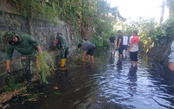 Antisipasi Banjir, Babinsa Sertu Didik Bersama Warga Kepanjen Kidul Bersihkan Saluran Sungai