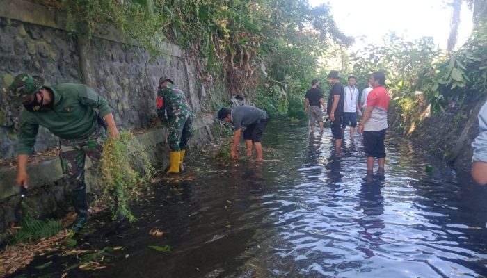 Antisipasi Banjir, Babinsa Sertu Didik Bersama Warga Kepanjen Kidul Bersihkan Saluran Sungai