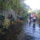 Antisipasi Banjir, Babinsa Sertu Didik Bersama Warga Kepanjen Kidul Bersihkan Saluran Sungai