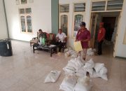 babinsa koramil 0620-17/ciwaringin monitoring pengamanan penyaluran bantuan pangan di desa gintung kidul 3 IMG 20260610 WA0016