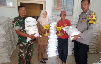 Babinsa Koramil 0620-17/Ciwaringin Monitoring Pengamanan Penyaluran Bantuan Pangan di Desa Gintung Kidul ‎