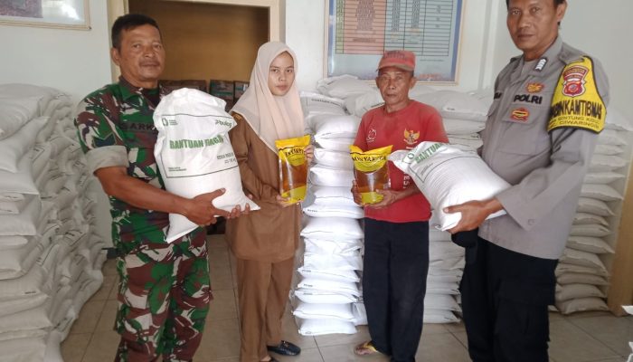 Babinsa Koramil 0620-17/Ciwaringin Monitoring Pengamanan Penyaluran Bantuan Pangan di Desa Gintung Kidul ‎