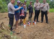 Sat Lantas Polres Kuningan Berikan Bantuan Cairan Pembasmi Rumput Kepada Kelompok Tani Desa Cibulan