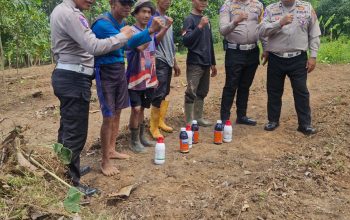 Sat Lantas Polres Kuningan Berikan Bantuan Cairan Pembasmi Rumput Kepada Kelompok Tani Desa Cibulan